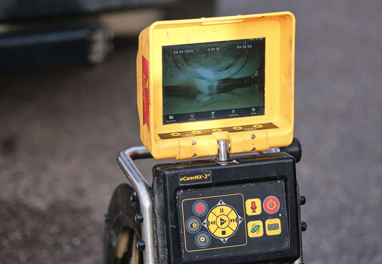 Rioolinspectie met camera-apparatuur van Amerongen Rioolbeheer toont de binnenkant van het riool
