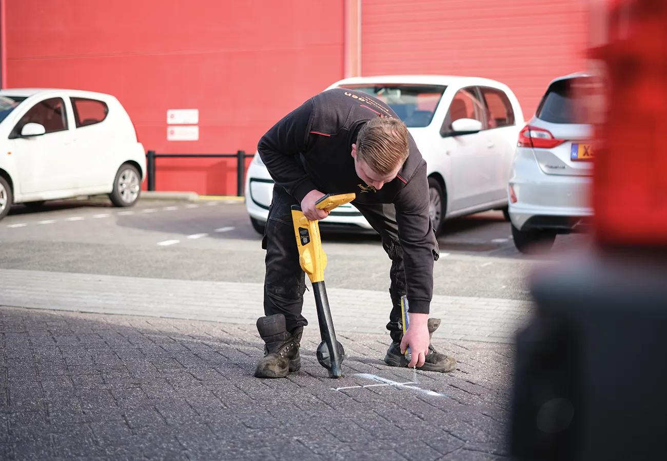 Medewerker van Amerongen Rioolbeheer lokaliseert tijdens een rioolinspectie de leiding onder de grond