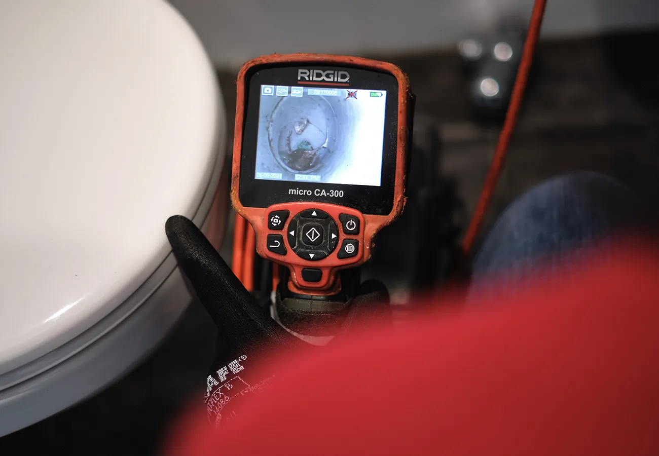 Inspectie van een verstopt toilet met camera-apparatuur door Amerongen Rioolbeheer