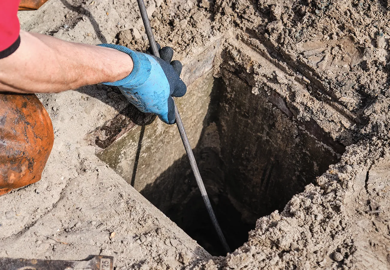 Grondwerk voor het plaatsen van een vetafscheider door Amerongen Rioolbeheer